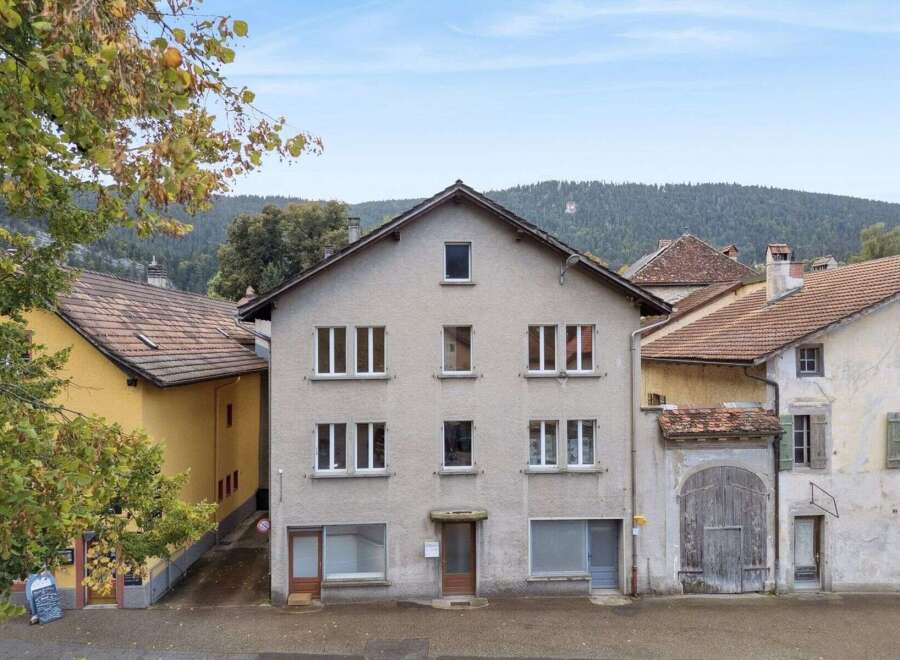 Discover this charming property, ideally situated in a picturesque location.