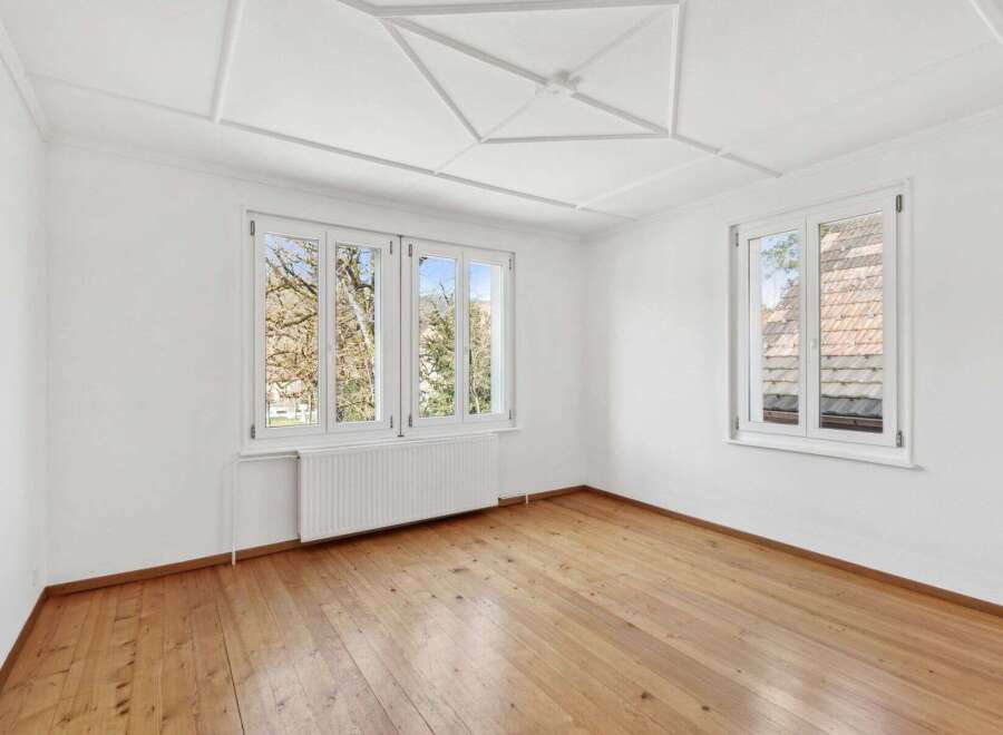 Discover the charm of this bright and airy room, featuring beautiful hardwood floors and ample natural light.