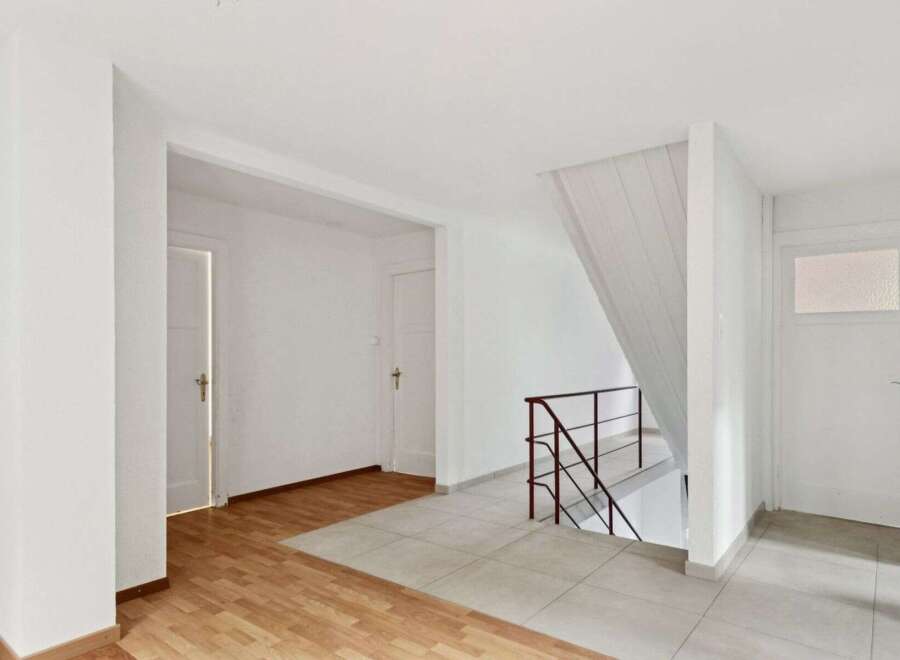 Discover this bright and airy entryway, perfect for welcoming guests.
