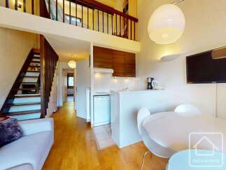 Discover this charming property featuring a cozy living space and a well-equipped kitchen.