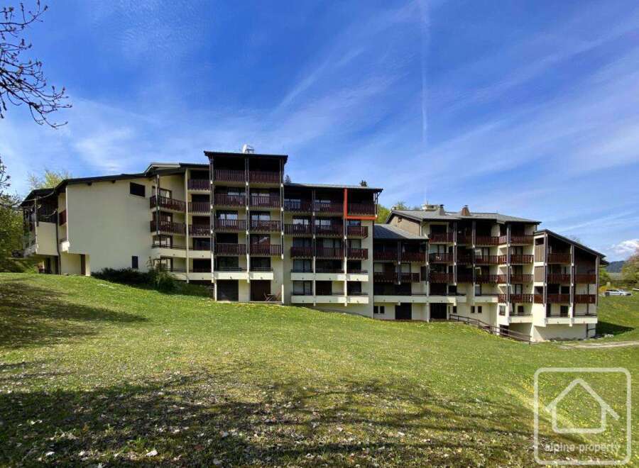 Discover a stunning property nestled in a picturesque location, offering breathtaking views and a tranquil atmosphere.
