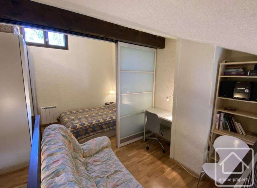 Discover this charming property featuring a cozy bedroom and a functional workspace.