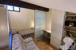 Discover this charming property featuring a cozy bedroom and a functional workspace.
