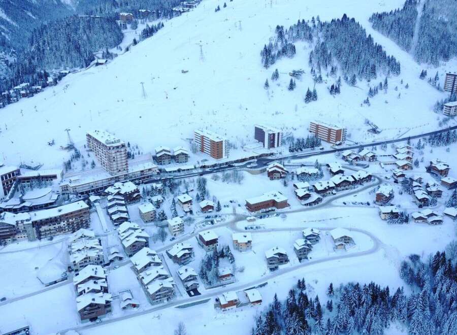 Discover the charm of this snow-covered village nestled in the heart of the mountains.