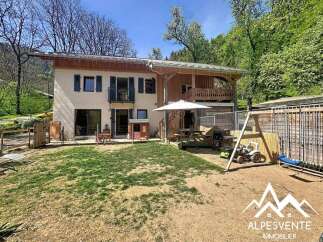 Discover your dream home in the heart of nature! This charming property boasts a spacious backyard, perfect for family gatherings and outdoor activities.