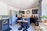 Discover this charming kitchen, perfect for culinary enthusiasts.