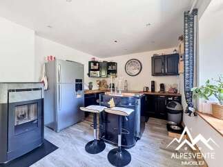 Discover this charming kitchen, perfect for culinary enthusiasts.