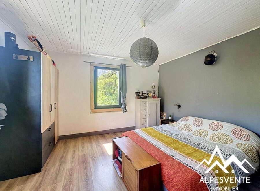 Discover this charming bedroom, perfect for a cozy retreat.