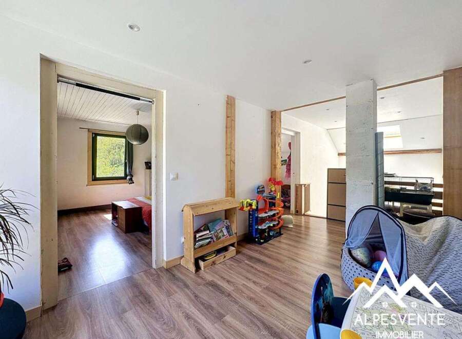 Discover this charming property with a bright and airy interior, perfect for families.