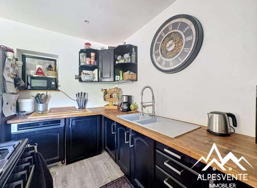 Discover this charming kitchen, perfect for culinary enthusiasts.
