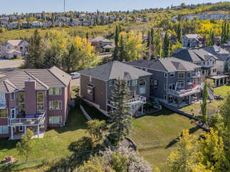 Discover luxury living in this stunning property featuring a modern design and spacious layout.