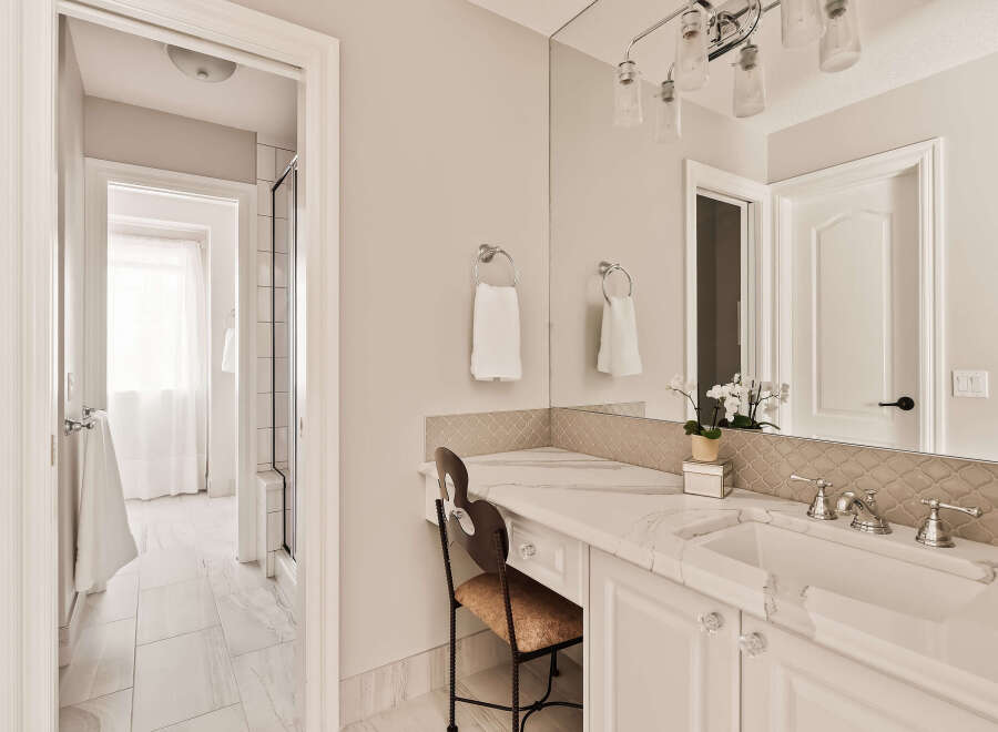 This elegant bathroom boasts a bright and airy design, perfect for a relaxing retreat.