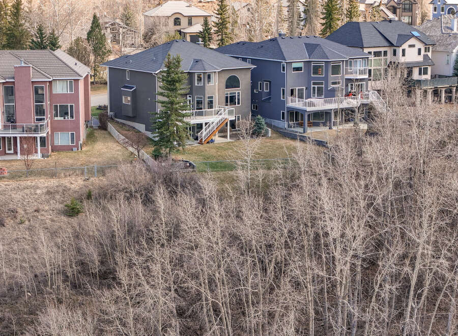 Discover luxury living in this stunning property featuring modern architecture and breathtaking views.