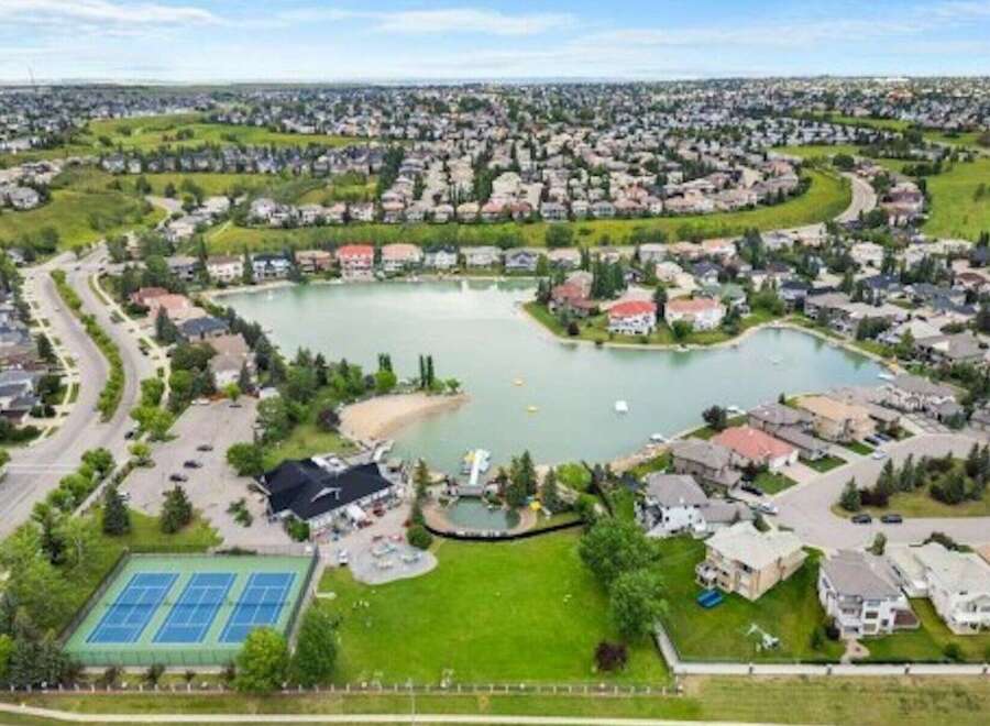 Discover the epitome of lakeside living in this stunning property.