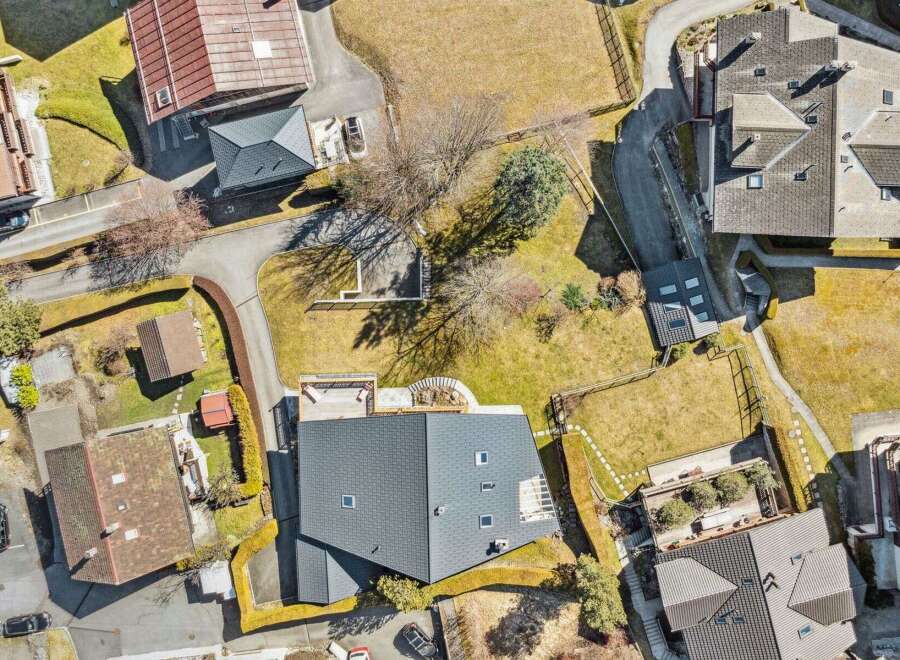 Discover this stunning property featuring a modern design and a prime location.