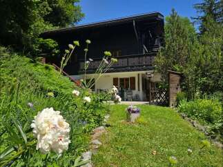 Discover the charm of this stunning property, nestled in a picturesque setting.