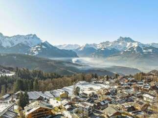 Discover breathtaking mountain views from this charming property.