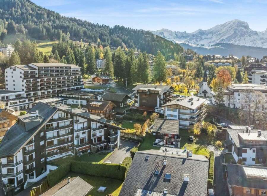 Discover a charming property nestled in a picturesque mountain town, offering stunning views and a tranquil atmosphere.