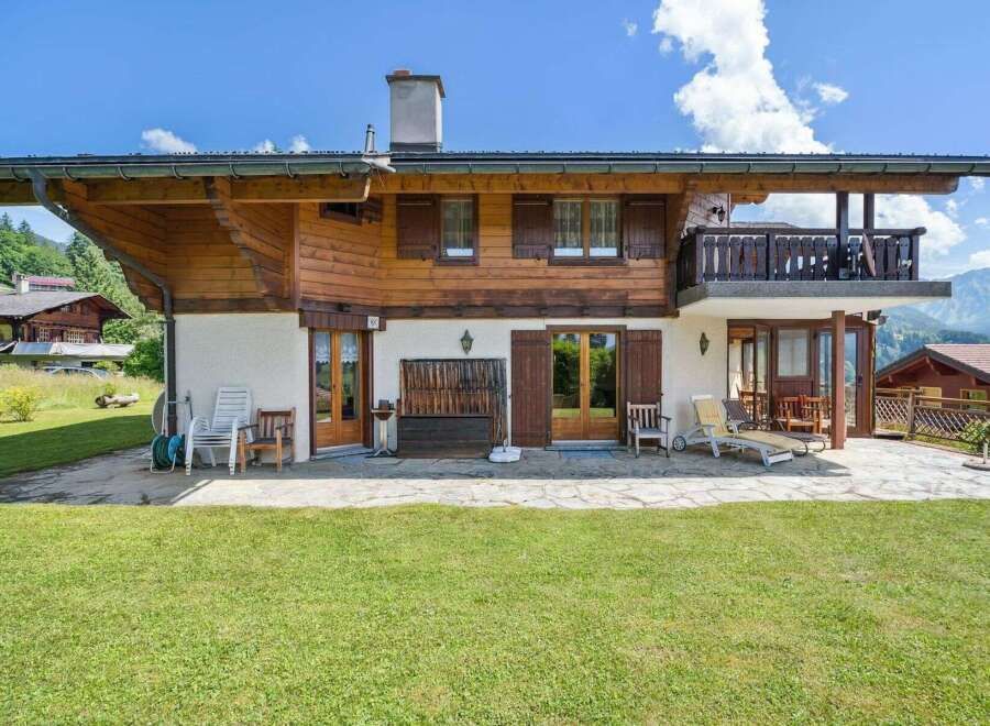 Discover the charm of this stunning property, boasting a beautiful wooden facade and a spacious balcony with breathtaking mountain views.