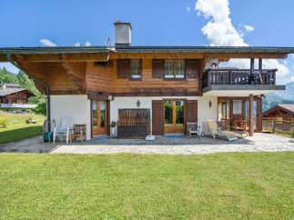 Discover the charm of this stunning property, boasting a beautiful wooden facade and a spacious balcony with breathtaking mountain views.