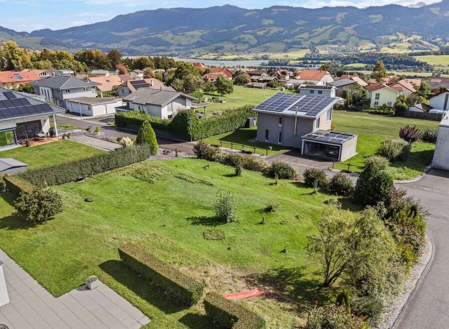 Discover your dream home in this stunning property! This beautiful house boasts modern design and is equipped with solar panels, offering both style and sustainability.