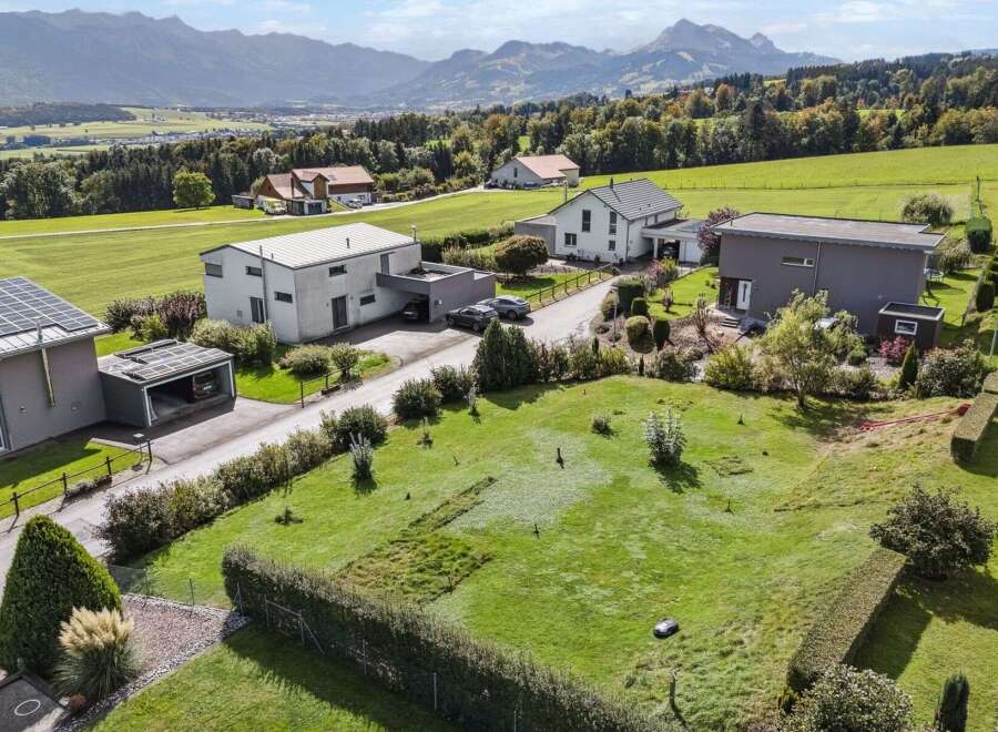Discover your dream home in this stunning property! This modern residence boasts spacious living areas, a sleek design, and breathtaking mountain views.