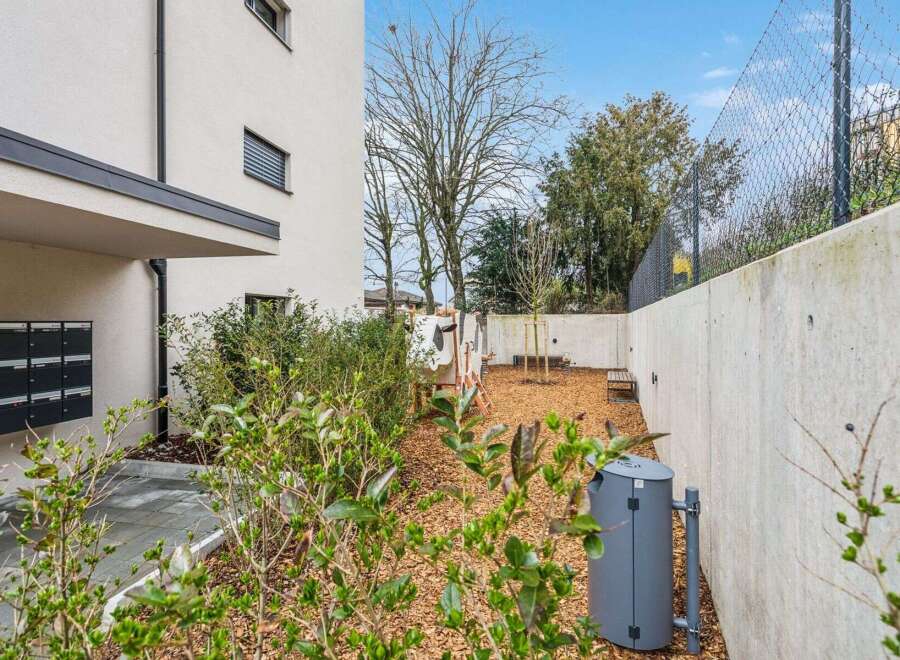 Discover this charming property featuring a well-maintained outdoor space, perfect for relaxation and recreation.