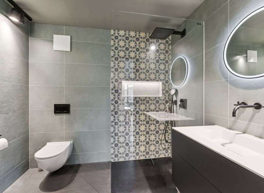 Step into modern luxury with this stunning bathroom design.