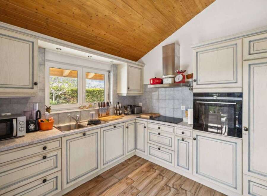 This stunning kitchen boasts a classic design with a modern touch, perfect for culinary enthusiasts.
