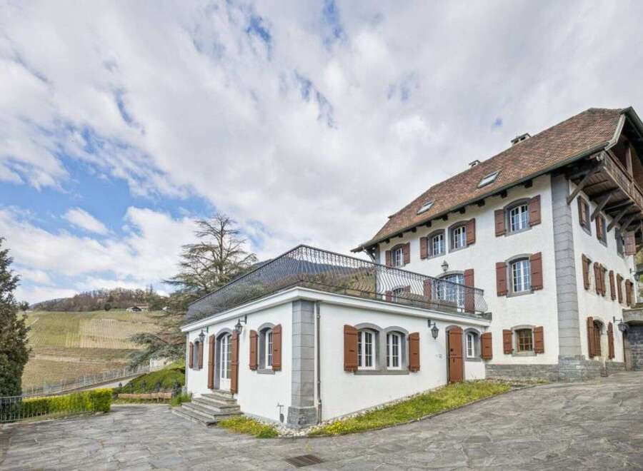 Discover this stunning property featuring a classic architectural design and a picturesque setting.
