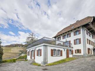 Discover this stunning property featuring a classic architectural design and a picturesque setting.