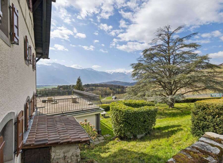 Discover the charm of this stunning property with breathtaking mountain views.