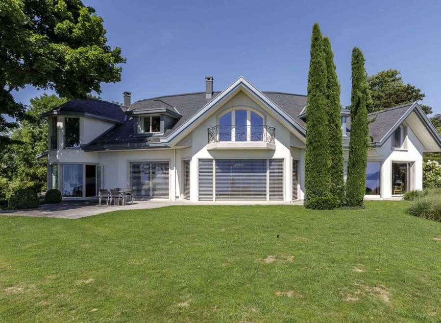 Discover luxury living in this stunning property! This home boasts a beautiful facade, a well-maintained lawn, and a charming balcony.