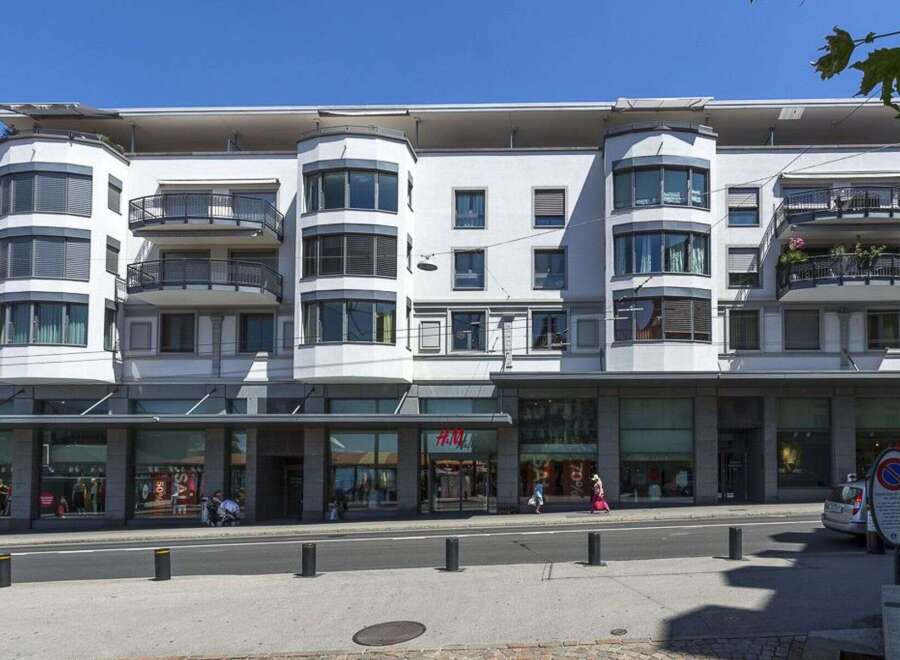 Discover a stunning property with modern architecture and a prime location.