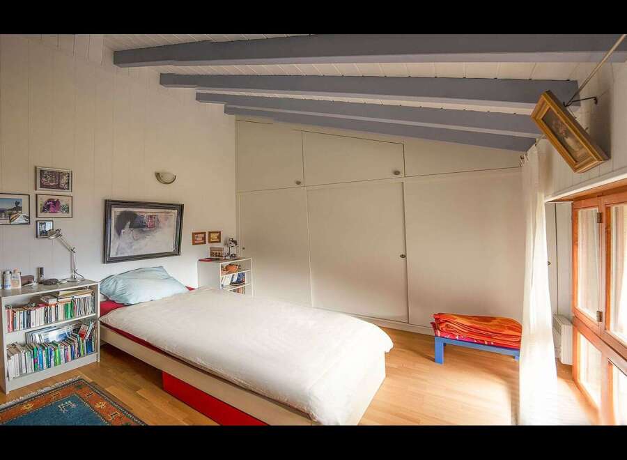 This cozy bedroom features a comfortable bed with a crisp white duvet, perfect for a relaxing retreat.