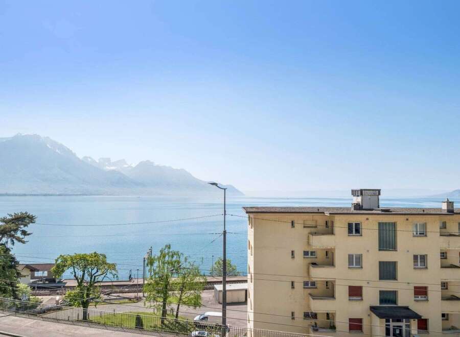 Enjoy breathtaking views from this stunning property! This residence boasts a prime location with panoramic vistas of the lake and majestic mountains.