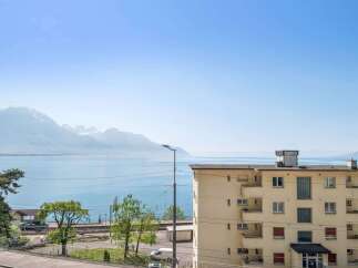 Enjoy breathtaking views from this stunning property! This residence boasts a prime location with panoramic vistas of the lake and majestic mountains.