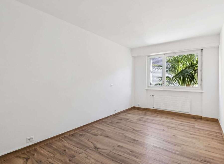 Discover this bright and airy room, perfect for creating your dream living space.