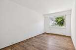 Discover this bright and airy room, perfect for creating your dream living space.