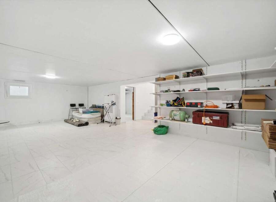 Discover the potential of this versatile space! This property features a bright, open layout with ample storage solutions.