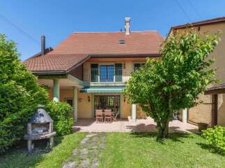 Discover the charm of this stunning property, perfect for those seeking a tranquil retreat.