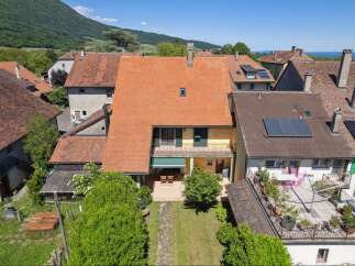Discover this charming property nestled in a picturesque setting, offering a blend of comfort and style.