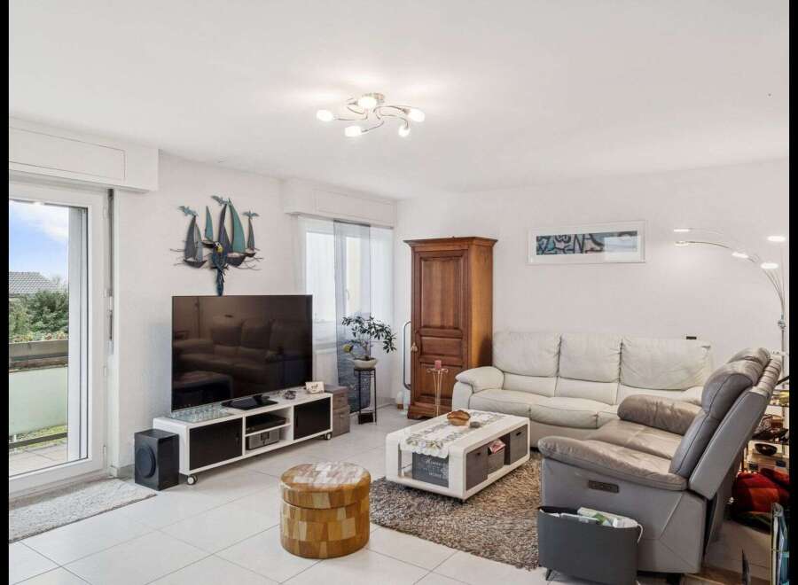 Discover this stunning living room, perfect for relaxation and entertainment.