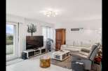Discover this stunning living room, perfect for relaxation and entertainment.
