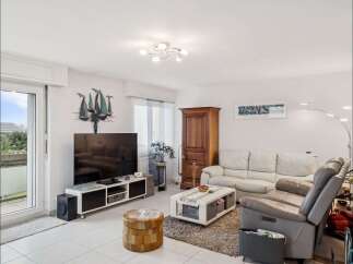 Discover this stunning living room, perfect for relaxation and entertainment.