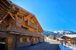 Discover the charm of this stunning wooden chalet nestled in the mountains.