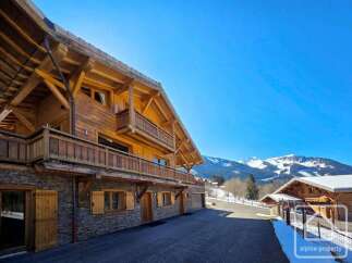 Discover the charm of this stunning wooden chalet nestled in the mountains.