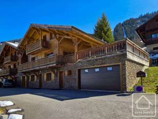 Discover a stunning chalet nestled in a picturesque mountain setting.