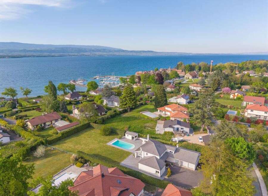 Discover a stunning waterfront property with breathtaking views.