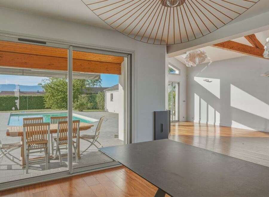 Experience luxury living in this stunning property, featuring a seamless blend of indoor and outdoor spaces.